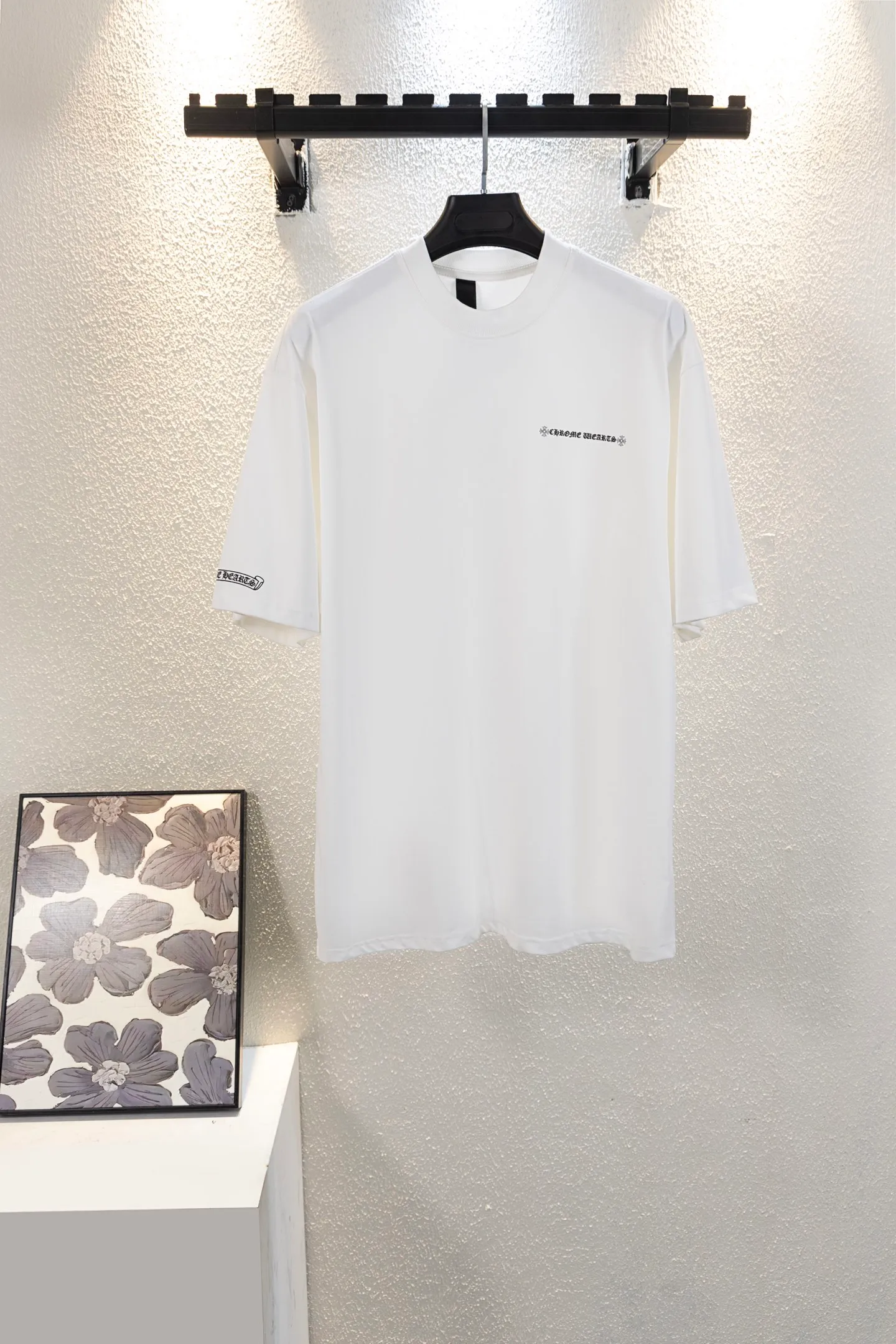 🅿️190 style number k8053 CH Kejia Sanskrit cross heavy industry foam printed T-shirt! Every one of Crow's products is really unique. Every piece has a back view. This leather label design is really cool. The leather label and silver jewelry design make the whole dress the icing on the cake. The texture of the whole short-sleeved piece is really amazing. It is made of 260g pure cotton fabric! 100% authentic to the official version, with all the details. All cuffs, shoulder seams, armholes, and necklines are all double-needle crimping. This is the rigorous craftsmanship that big brands should have. Details determine quality. The original washed tag packaging is full of style! The whole piece adopts three-needle and five-thread technology (neckline-shoulder seam-sleeve seam-double-pressed thread, which looks more three-dimensional and textured) and has the same craftsmanship as the original original, with a classic version, small dropped shoulders, and a micro silhouette! Color: Black White Size: XS-L